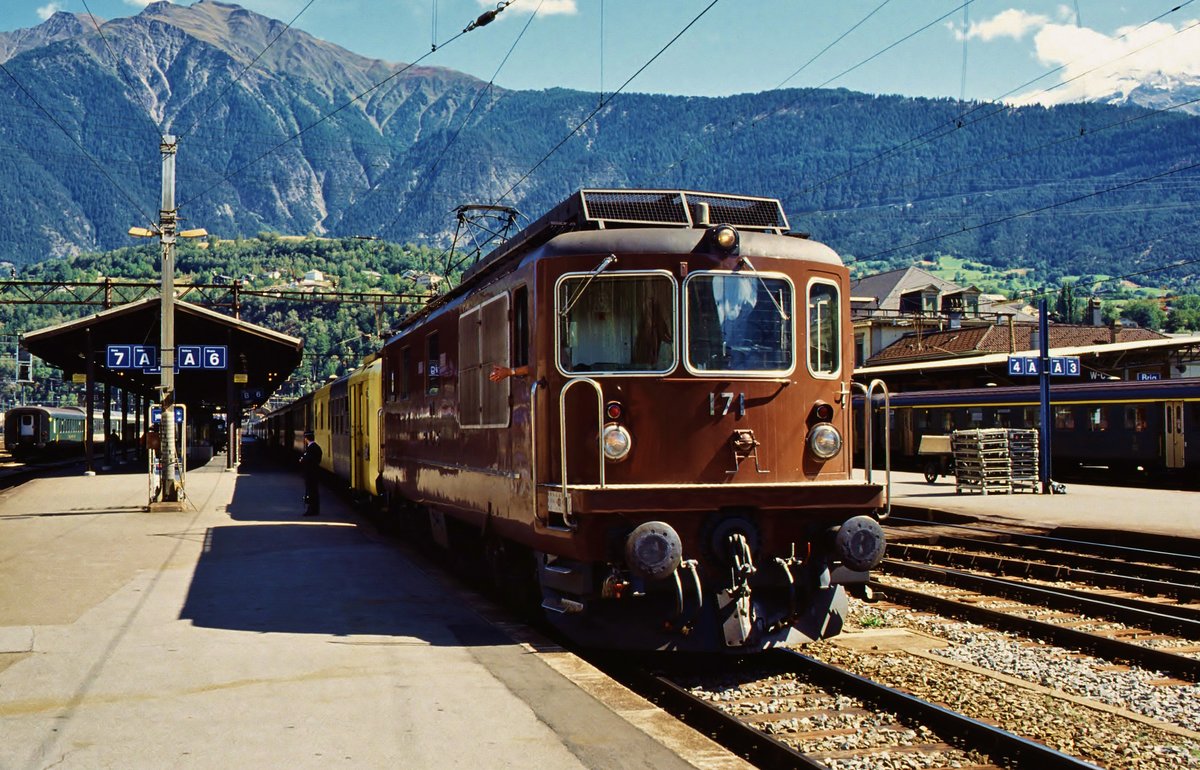 BLS RE 425 171 im Sommer 1993 kurz vor der Ausfahrt aus dem Bahnhof Brig.
Diaufnahme digitalisiert