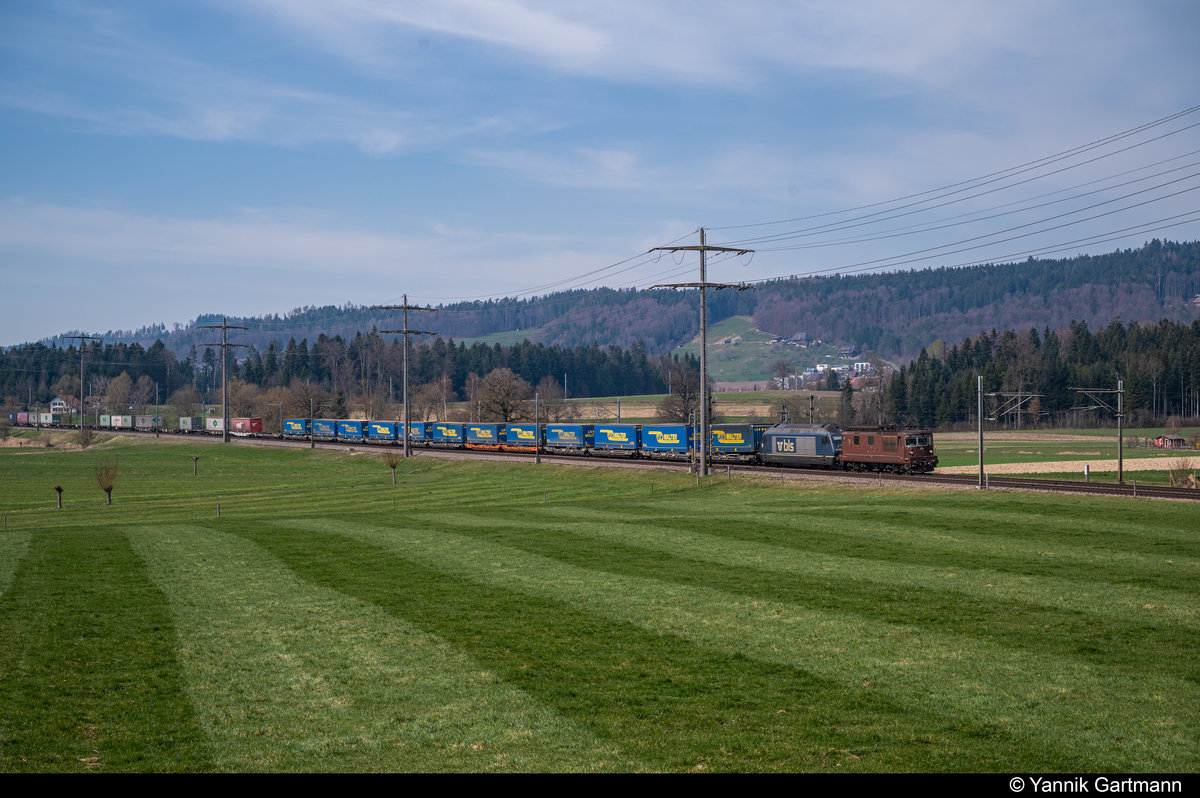 BLS Re 425 174 und Re 465 012 unterwegs mit einem Güterzug in Richtung Süden. Aufgenommen am 27.03.2020