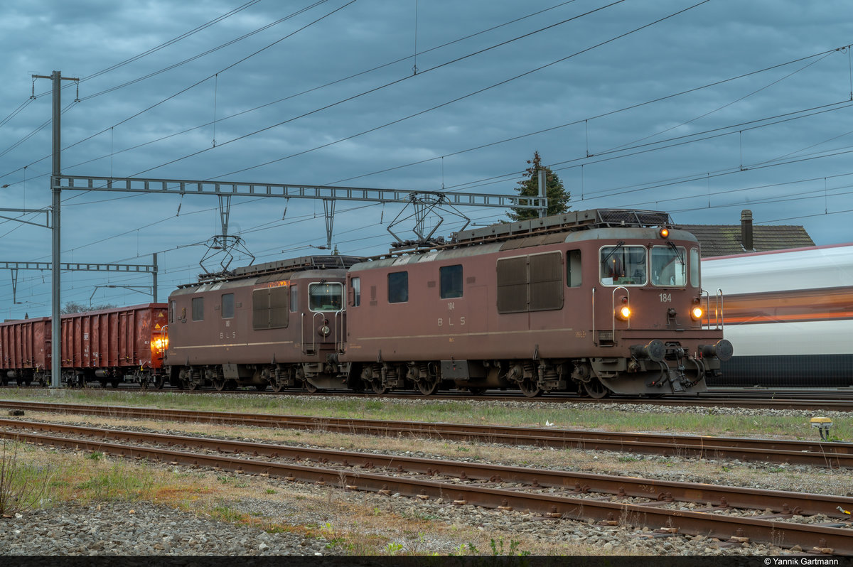 BLS Re 425 180 und Re 425 184 sind am Abend des 10.04.2021 mit dem Stahlzug unterwegs nach Gerlafingen und konnte hier auf dem Gütergleis des Bahnhofs Luterbach-Attisholz aufgenommen werden.