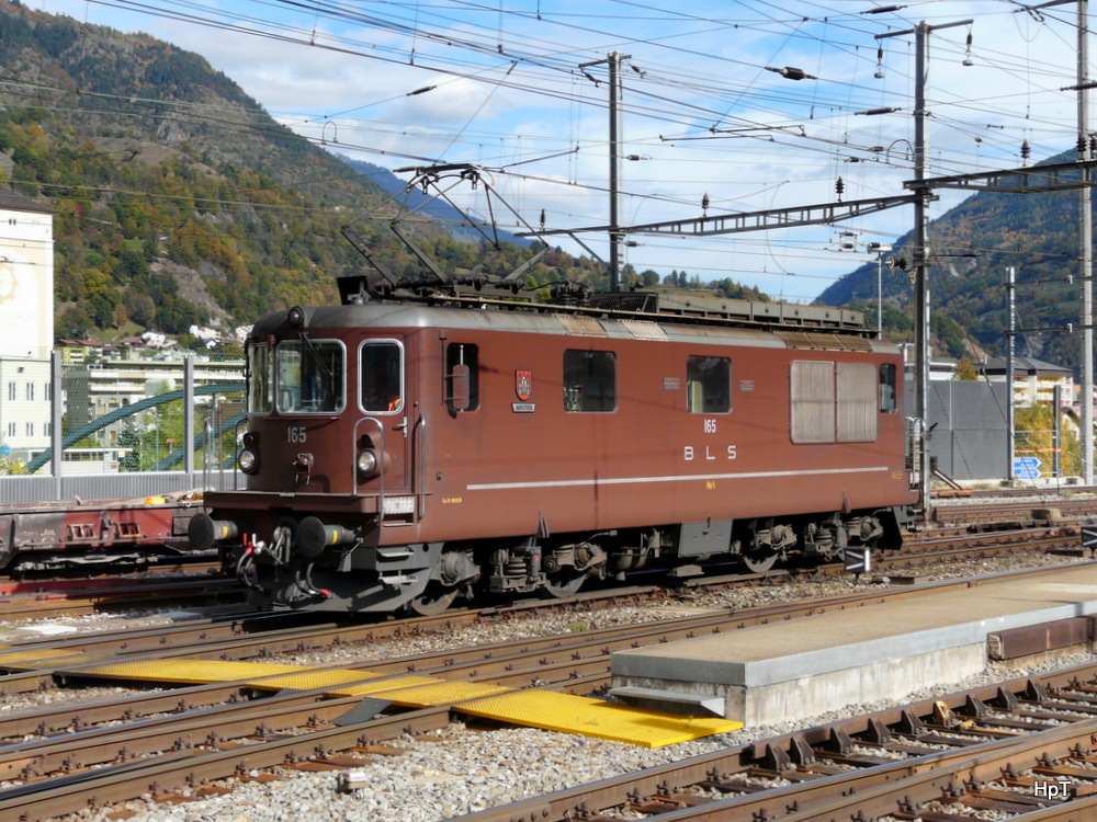 BLS - Re 4/4 165 auf Lokfahrt im Bahnhof Brig am 25.10.2013