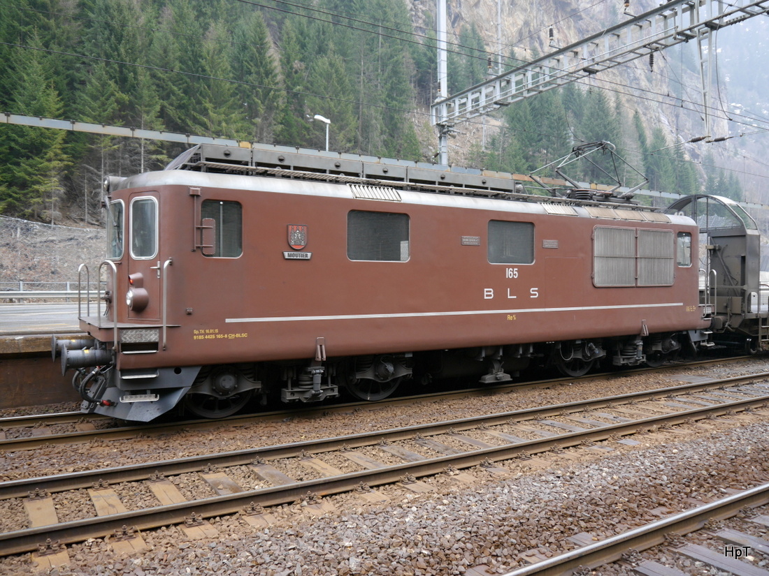 BLS - Re 4/4 165 mit Autozug in Goppenstein am 21.03.2015
