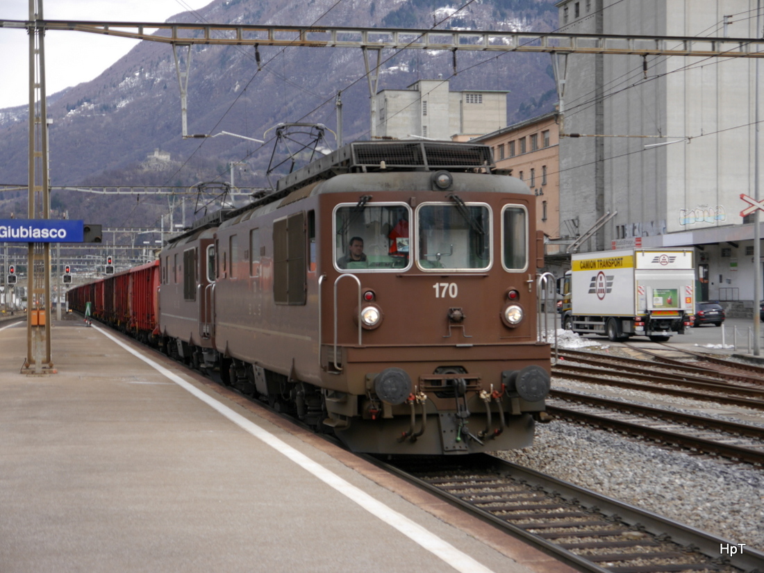 BLS - Re 4/4 170 und Re 4/4 185 vor einem Güterzuges bei der durchfahrt in Giubiasco am 27.02.2015