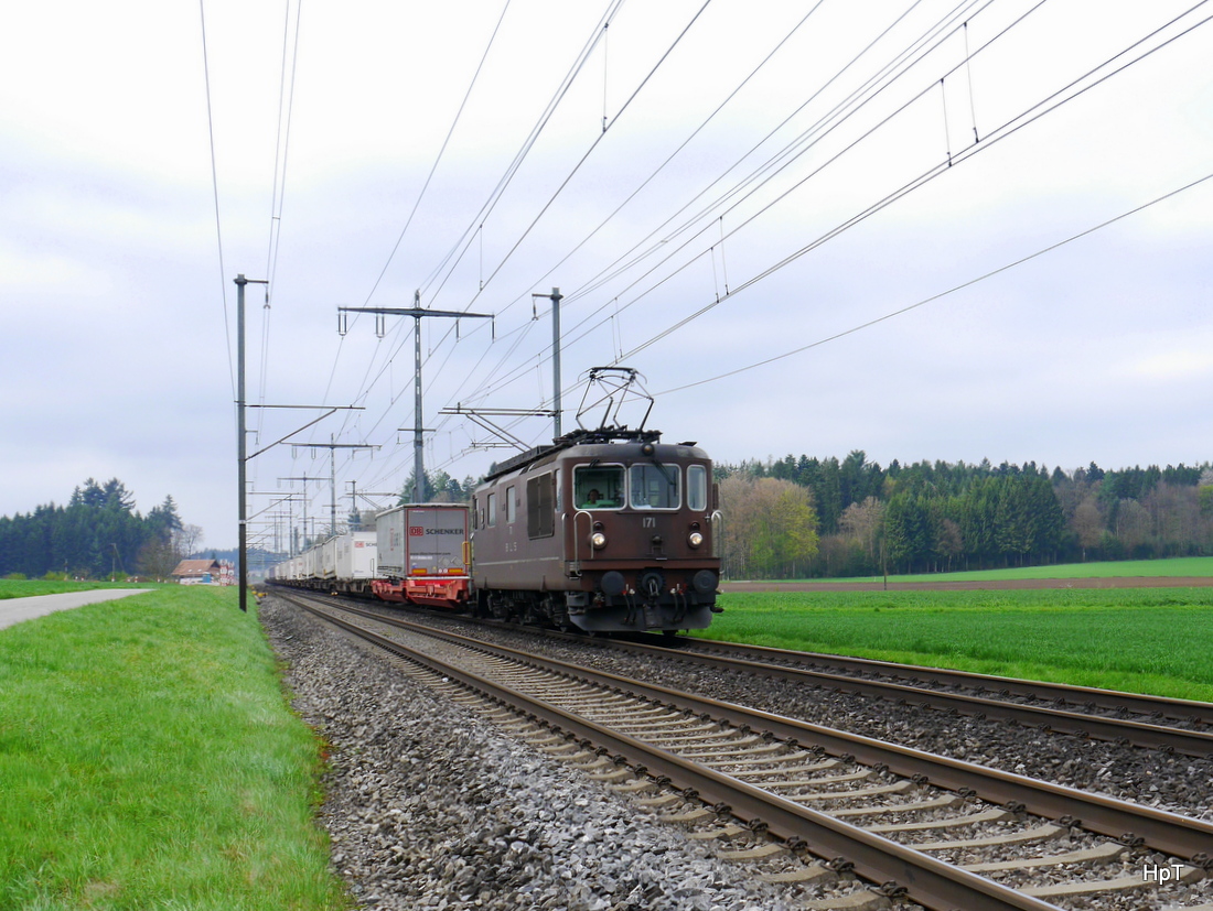 BLS - Re 4/4  171 mit Güterzug unterwegs bei Lyssach am 18.04.2015