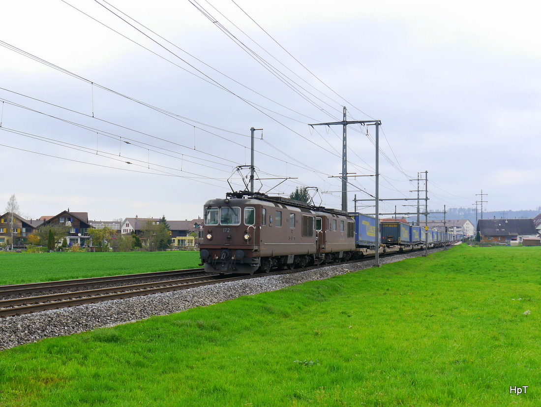 BLS - Re 4/4  172 + Re 4.4  184 mit Güterzug unterwegs bei Lyssach am 18.04.2015