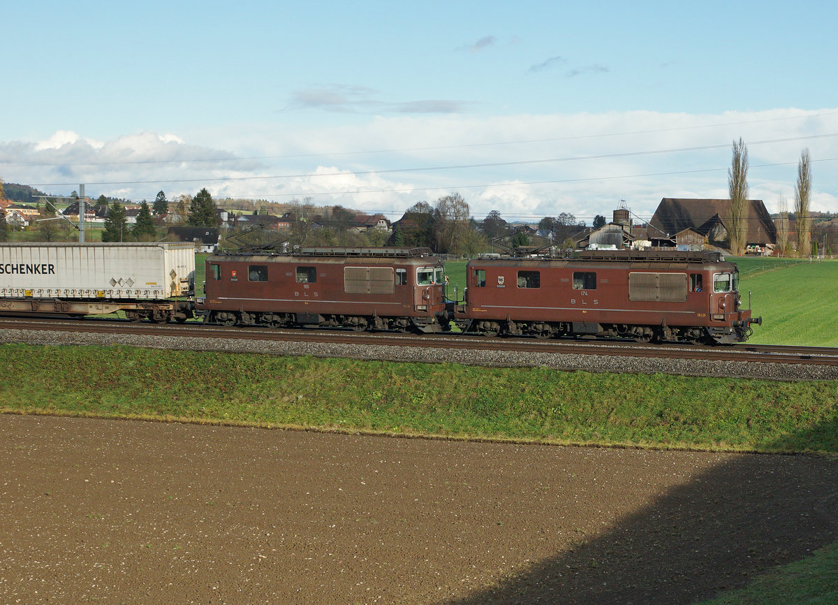 BLS: Re 4/4 174 + Re 4/4 185 bei Bettenhausen am 19. November 2016.  
Foto: Walter Ruetsch