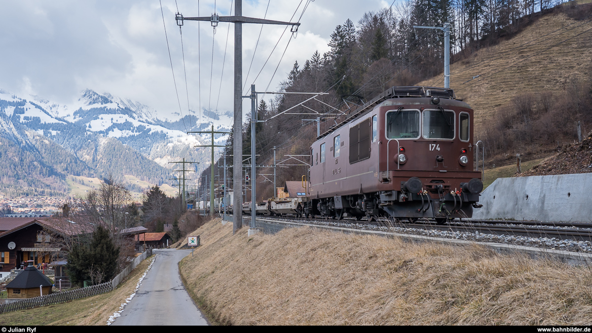 BLS Re 4/4 174 als Schiebelok am Cargobeamer UKV-Zug am 19. Januar 2020 bei Kandergrund. 