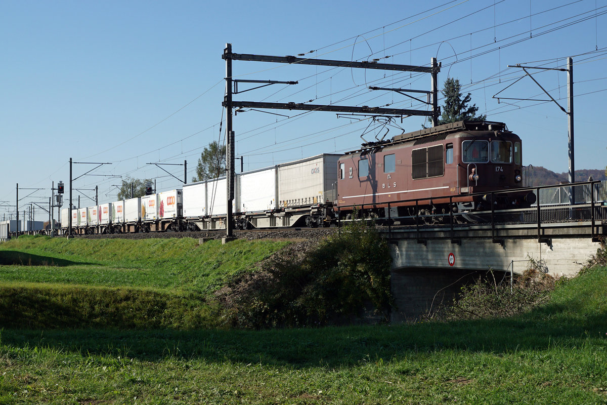 BLS: Re 4/4 174 im Dienste von Rail Care bei Niederbipp am 16. Oktober 2017.
Anmerkung zu dieser Aufnahme: Eigentlich hatte ich mich auf einen kommenden Güterzug aus der Gegenrichtung eingestellt. Da die Züge von Rail Care aber mehrheitlich mit Re 465 unterwegs sind, wurde diese  Notschlachtung  trotz Baumschatten eingestellt. 
Foto: Walter Ruetsch