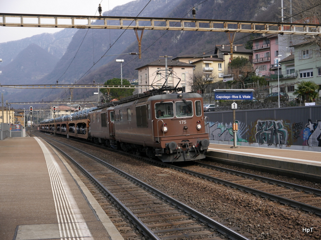 BLS - Re 4/4 175 und Re 4/4 171 vor einem Güterzuges bei der durchfahrt in Capolago-Riva S.Vitale am 27.02.2015
