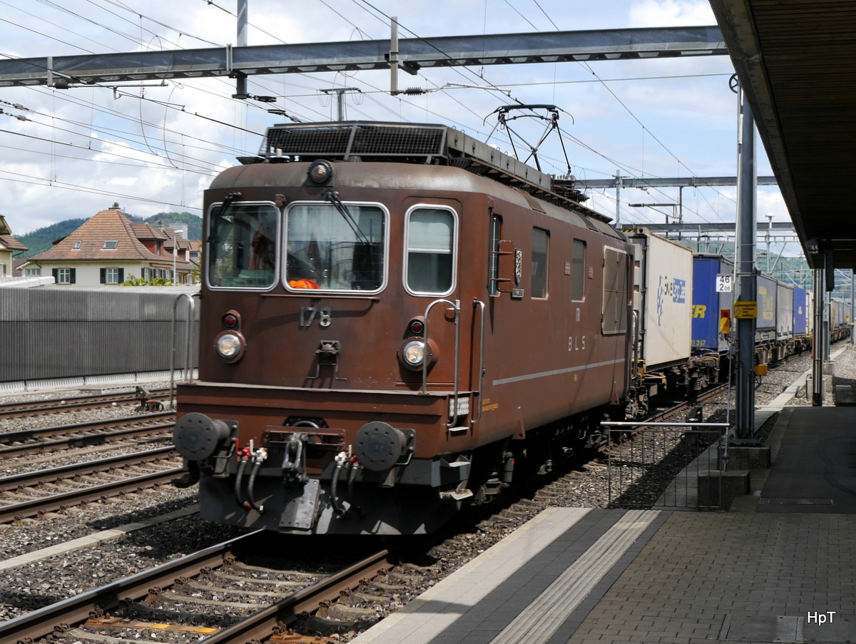 BLS - Re 4/4 178 mit Güterzug bei der durchfahrt im Bahnhof von Rothrist am 03.05.2017