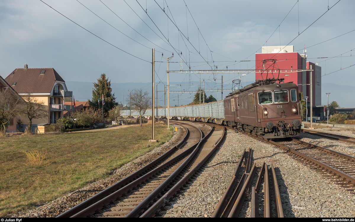 BLS Re 4/4 178 und 182, vermietet an die Sersa, durchfahren am 23. Oktober 2018 den Bahnhof Busswil mit einem Zuckerrübenzug nach Aarberg.