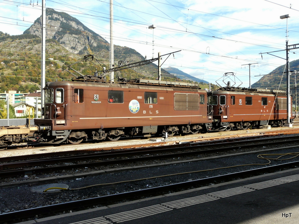 BLS - Re 4/4 178 und Re 4/4 181 mit Güterwagen im Bahnhof Brig am 25.10.2013