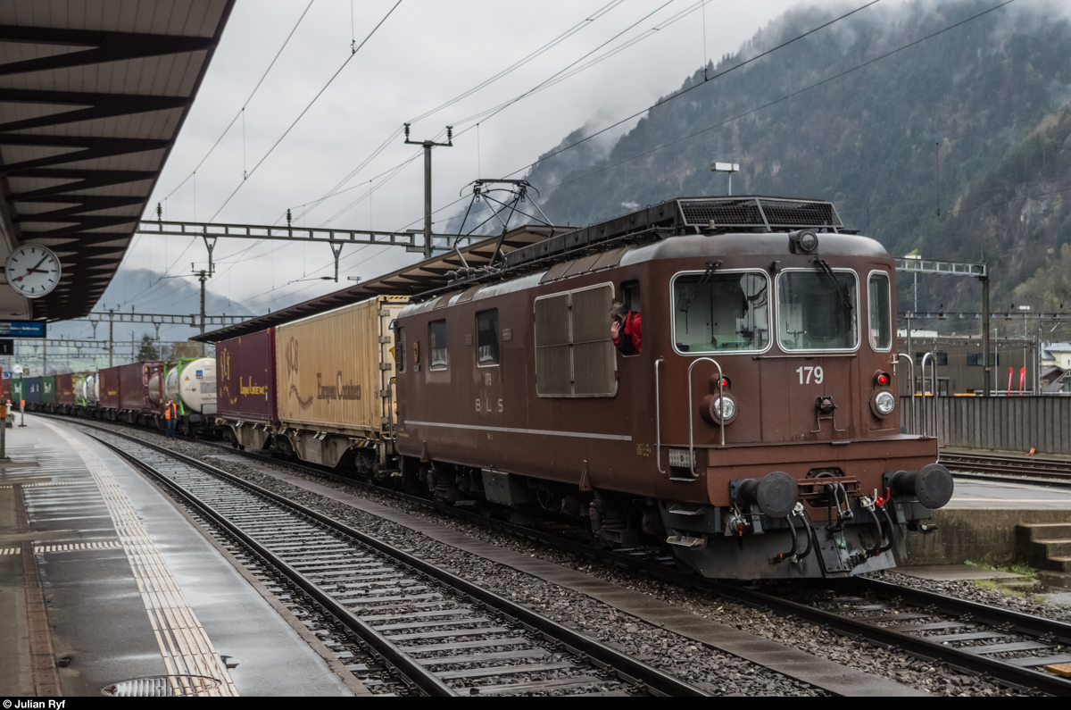 BLS Re 4/4 179  Bern  rangiert am 8. April 2016 in Erstfeld mit einem Containerwagen. 