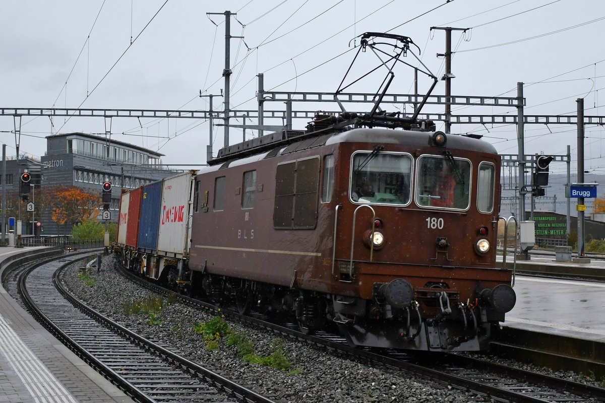 BLS Re 4/4 180 bei der Durchfahrt in Brugg AG in Richtung Basel am 26.10.2020.