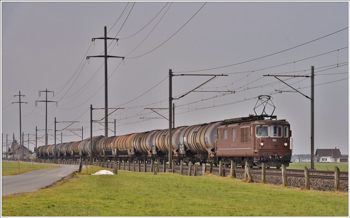 BLS Re 4/4 180 mit Kesselwagenzug nach Landquart zwischen Siebnen-Wangen und Schübelbach-Buttikon. (13.02.2017)