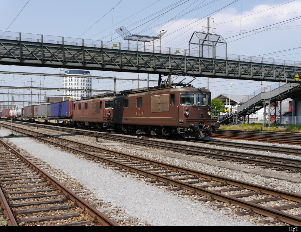 BLS - Re 4/4  181 und Re 4/4 170 vor Güterzug unterwegs in Prattelen am 04.08.2018