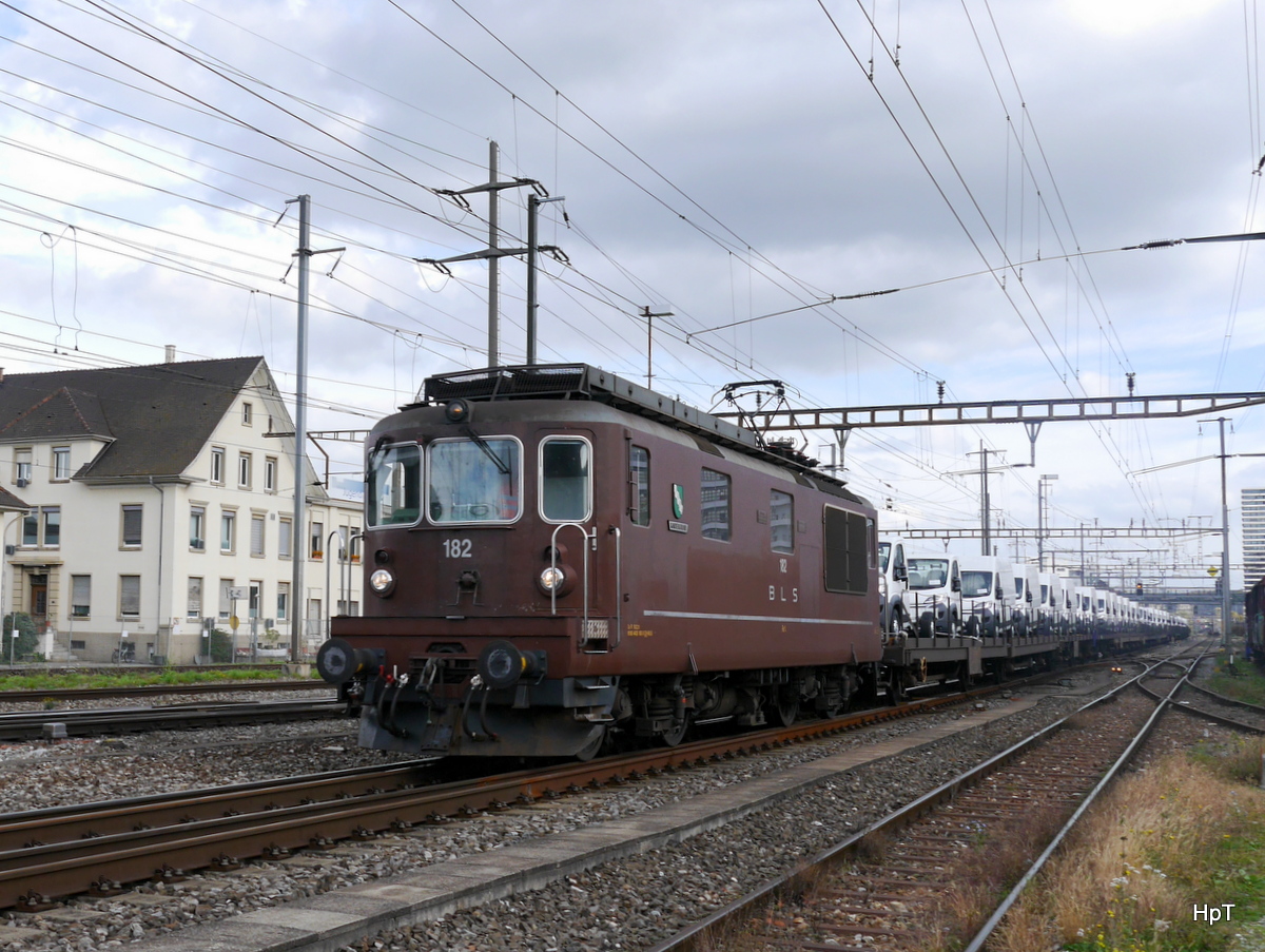 BLS - Re 4/4 182 vor Güterzug unterwegs bei Prattelen am 28.10.2017
