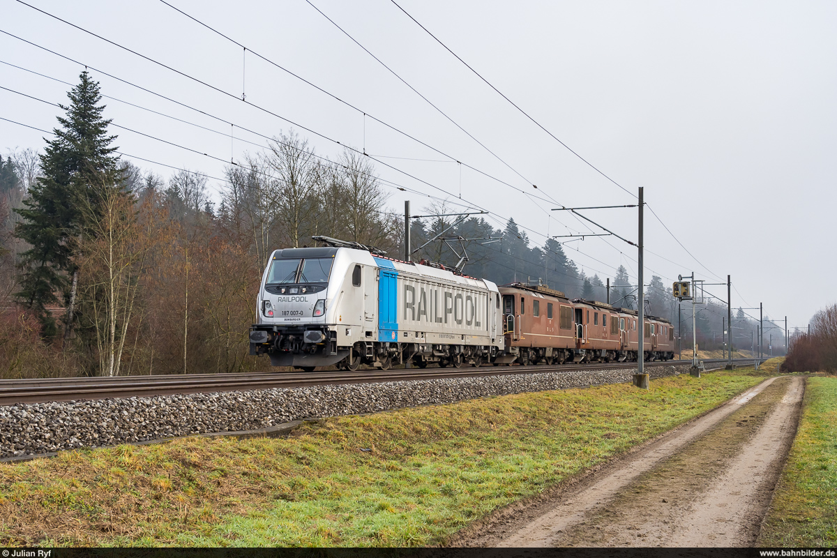 BLS Re 4/4 182 und 185 mit den ausgeschlachteten Re 4/4 181 und 177 auf dem Weg zum Verwerter in Waldibrücke im Schlepp und der 187 007 am Zugschluss am 5. Februar 2021 bei Herzogenbuchsee.