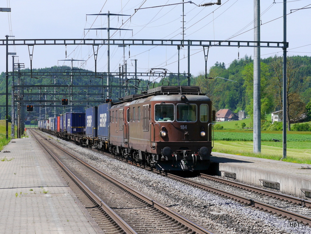 BLS - Re 4/4 184 und Re 4/4 174 vor Güterzug bei der durchfahrt im Bahnhof Wynigen am 20.05.2014