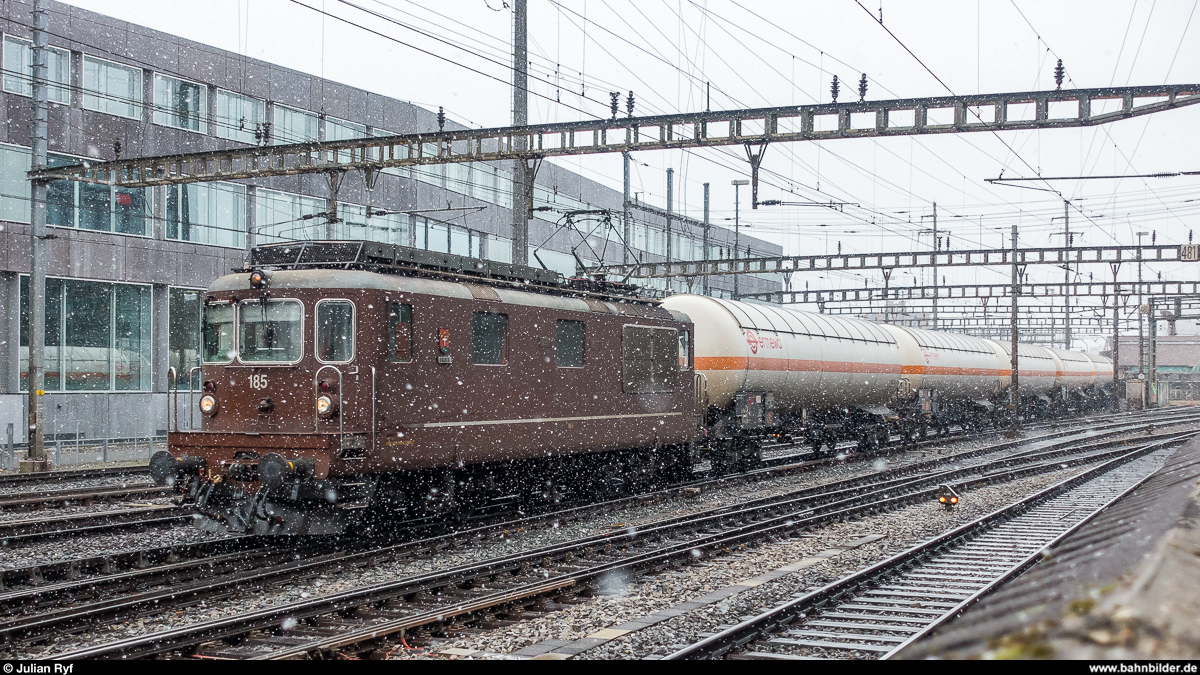 BLS Re 4/4 185  Lalden  mit Gaskesselwagenzug am 28. Januar 2019 bei der Einfahrt in Olten.