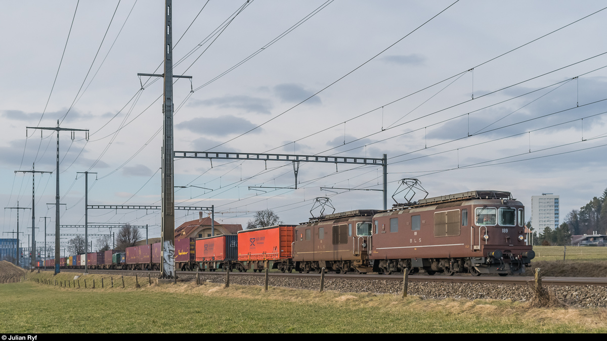 BLS Re 4/4 189 und 185 mit einem UKV-Zug am 11. Februar 2017 bei Ostermundigen.