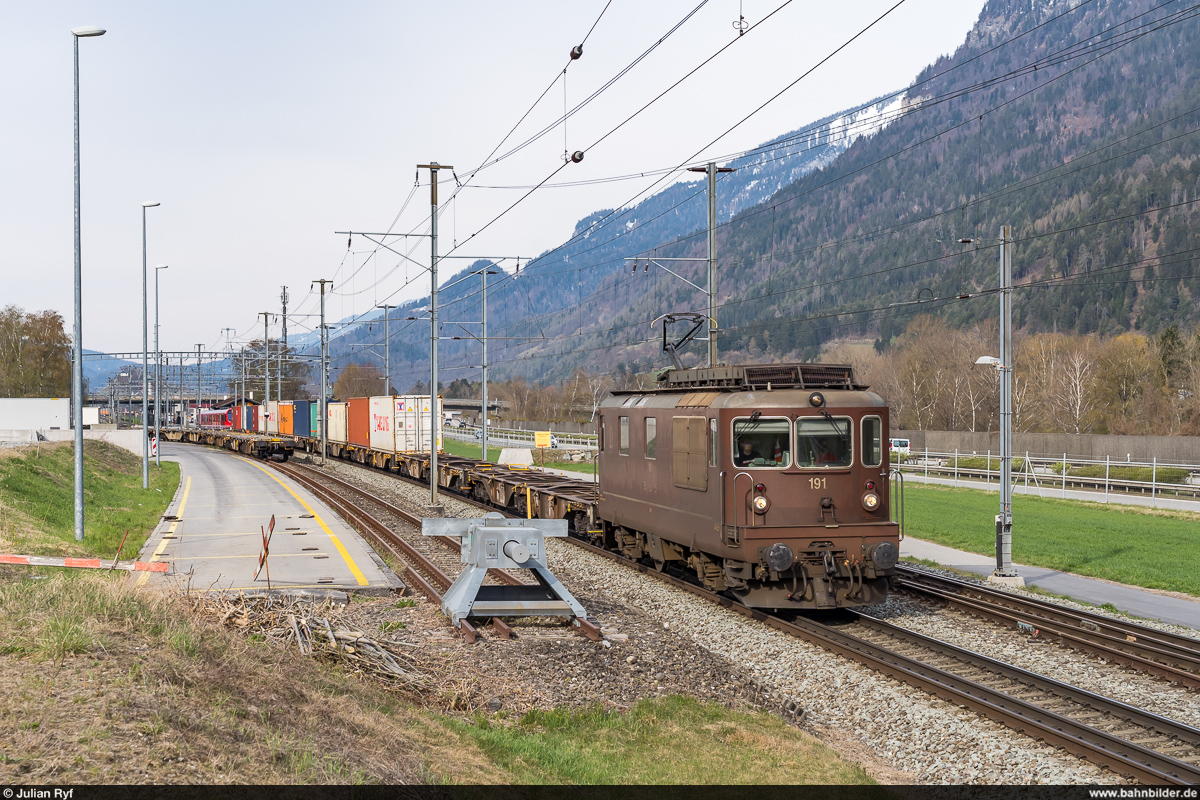 BLS Re 4/4 191 mit Containerzug Domat/Ems - Frenkendorf-Füllinsdorf am 9. April 2021 auf dem RhB-Netz bei Felsberg.