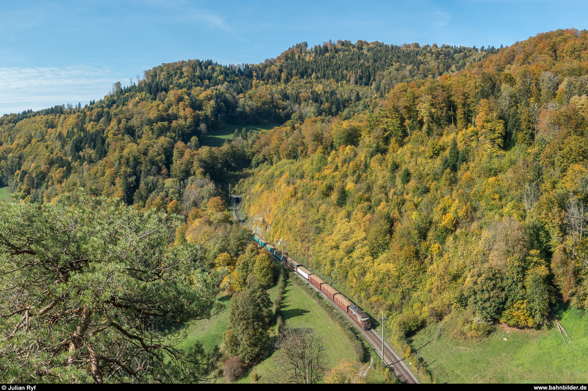 BLS Re 4/4 191  Reichenbach , vermietet an die CJ, am 12. Oktober 2018 mit einem Zuckerrübenzug Alle - Delémont bei St-Ursanne.