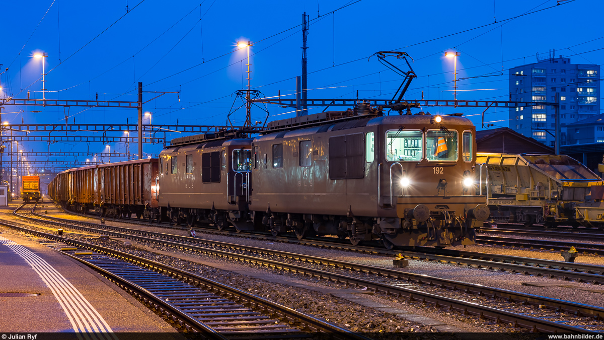 BLS Re 4/4 192 und 175 warten am 10. Februar 2021 mit einem Stahlzug Gerlafingen - Domodossola in Solothurn auf die Weiterfahrt.