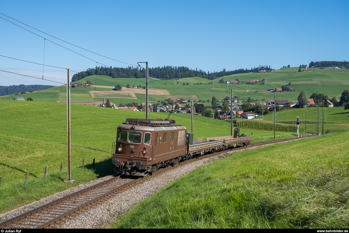 BLS Re 4/4 192  Spiez  mit zwei Autozugwagen am 3. September 2020 bei Biglen.