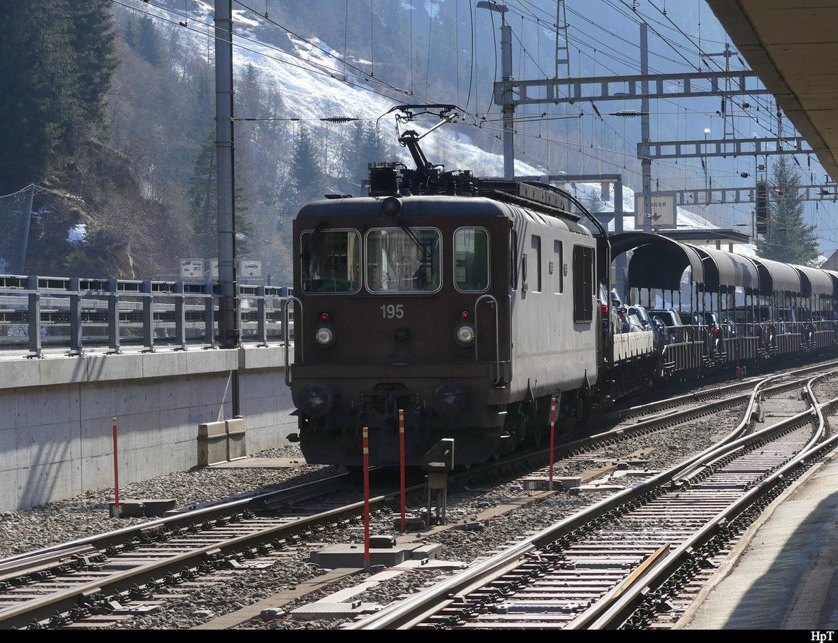 BLS - Re 4/4 195 mit Autozug im Bahnhofsareal von Goppenstein am 28.20.2021