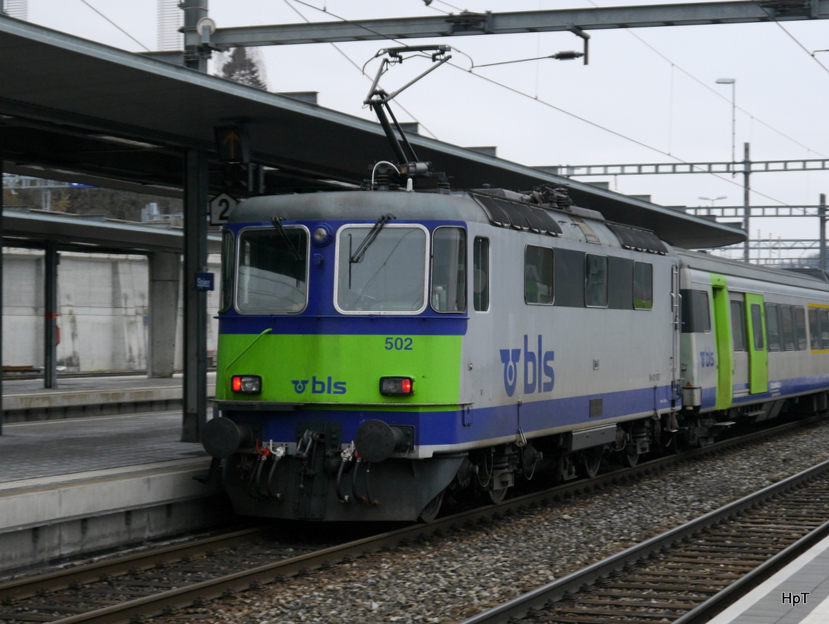 BLS - Re 4/4 420 502-7 bei der ausfahrt aus dem Bahnhof Spiez am 25.02.2018