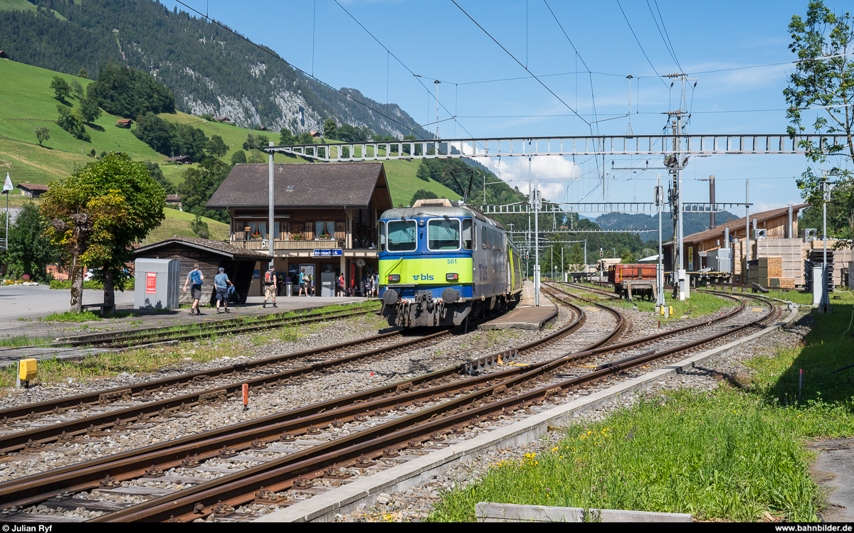 BLS Re 4/4 II 501 schiebt am 4. Juli 2020 einen RE Zweisimmen - Interlaken Ost in den Bahnhof Erlenbach im Simmental.<br>
Noch in diesem Herbst soll der Umbau des Bahnhofs starten. Dabei werden u. a. zwei neue BehiG-gerechte Aussenperrons gebaut und die Bahnanlage erneuert.