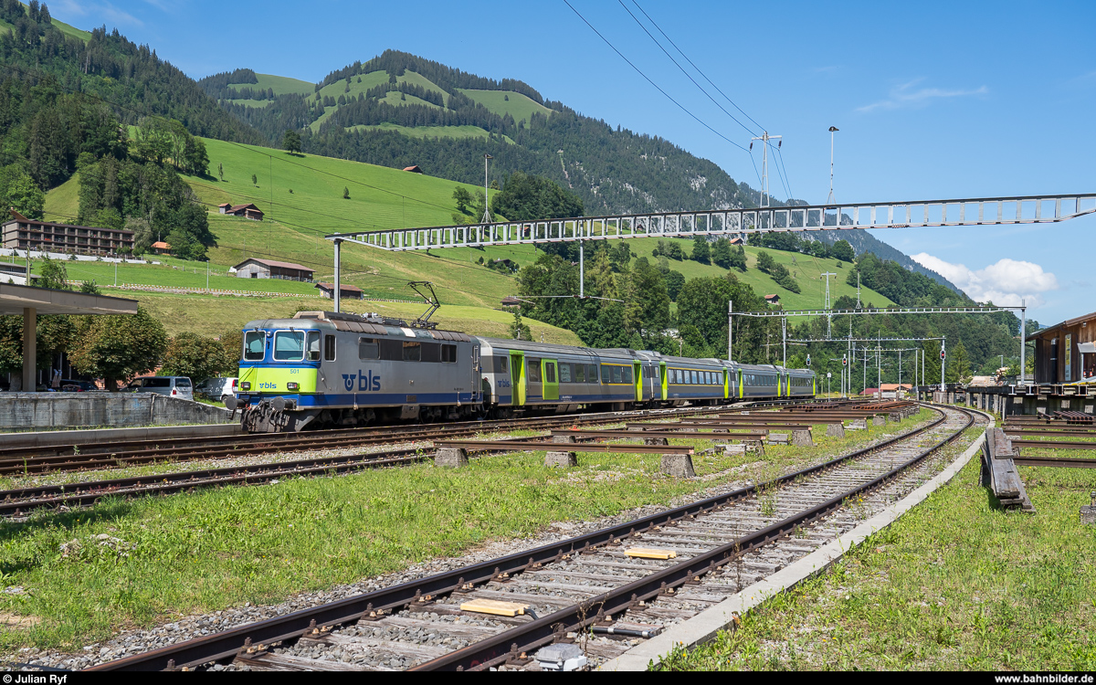 BLS Re 4/4 II 501 schiebt am 4. Juli 2020 einen RE Zweisimmen - Interlaken Ost aus dem Bahnhof Erlenbach im Simmental.<br>
Noch in diesem Herbst soll der Umbau des Bahnhofs starten. Dabei werden u. a. zwei neue BehiG-gerechte Aussenperrons gebaut und die Bahnanlage erneuert.