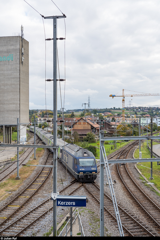 BLS Re 465 002 befährt am 17. Oktober 2020 mit einem RE Bern - La Chaux-de-Fonds die im Schweizer Schienennetz einmalige Nord-Süd-Ost-West Kreuzung in Kerzers. Aufgenommen von der erst seit kurzem wieder zugänglichen restaurierten historischen Fussgängerüberführung.