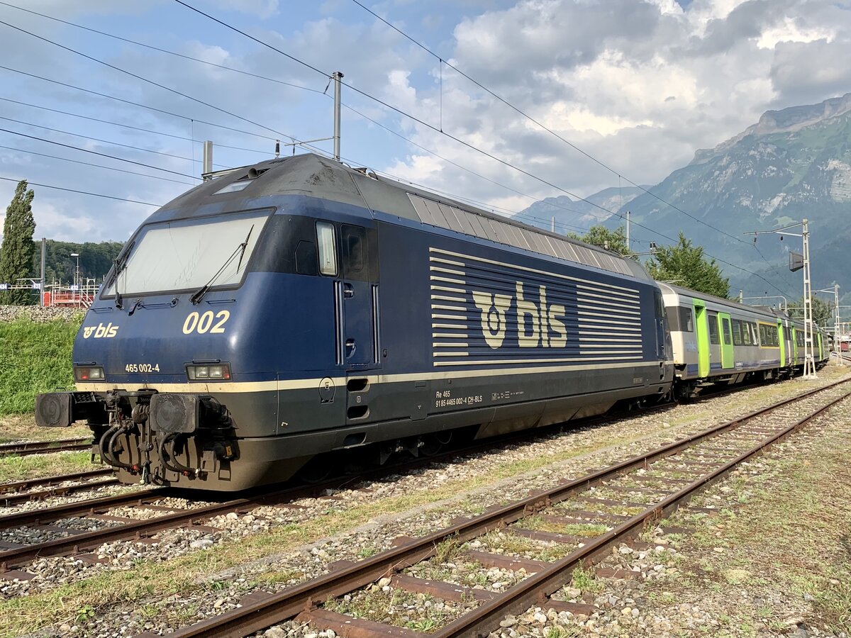 BLS Re 465 002  Gornergrat  mit einer EW III Komp am 21.7.21 hinter dem Bahnhof Interlaken Ost abgestellt.