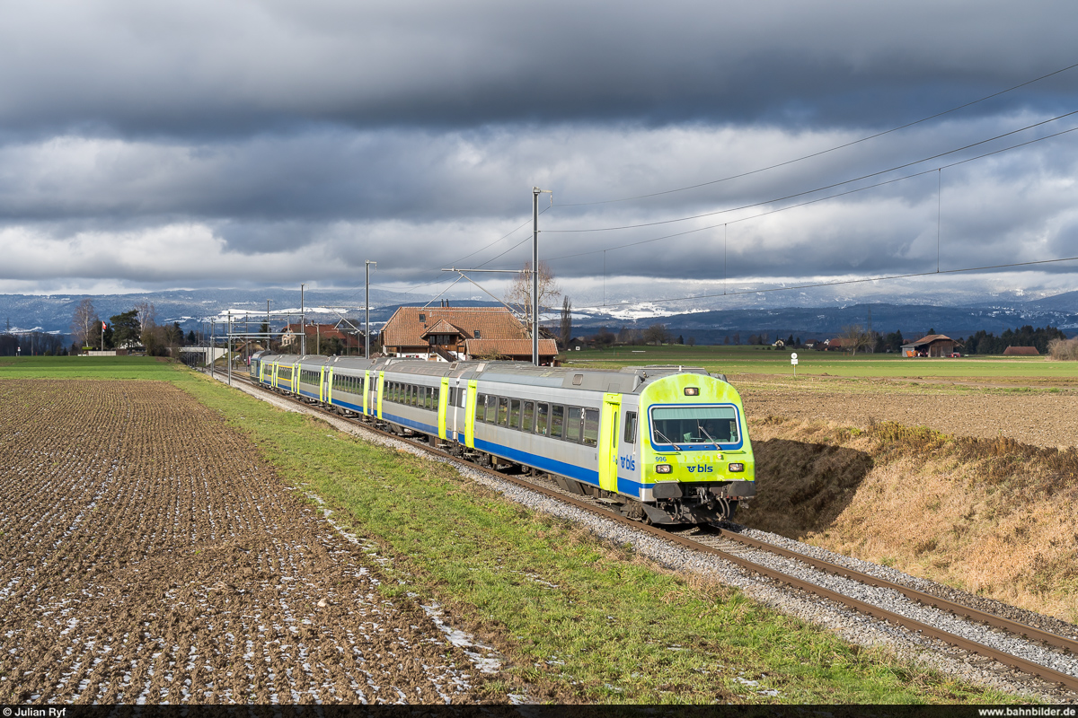 BLS Re 465 002  Niesen  mit EW-III-Pendel als IR 66 La Chaux-de-Fonds - Bern am 29. Dezember 2020 bei Ferenbalm-Gurbrü.