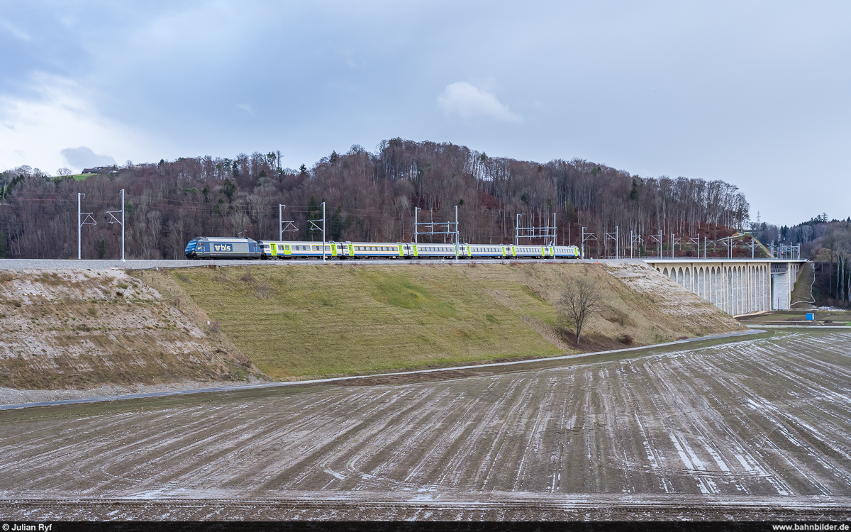 BLS Re 465 002  Niesen  mit IR 66 Bern - La Chaux-de-Fonds am 29. Dezember 2020 bei Gümmenen.<br>
Der Saaneviadukt mit anschliessendem Damm wird zurzeit auf Doppelspur ausgebaut. Das zweite Gleis liegt zwar noch nicht, doch ist bereits alles dafür vorbereitet und die Arbeiten an Viadukt und Gelände sind weitgehend abgeschlossen.