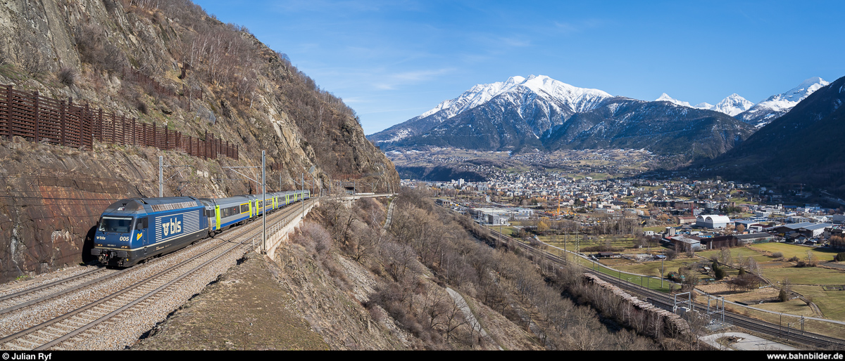 BLS Re 465 005  Niesen  mit EW-III-Pendel als RE Domodossola - Spiez als Ersatz für einen ausgefallenen Lötschberger am 15. Februar 2020 bei Gamsen.