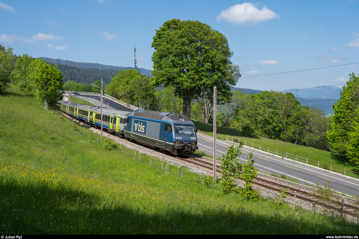 BLS Re 465 006 mit RE La Chaux-de-Fonds - Bern am 17. Mai 2020 bei Les Hauts-Geneveys.
