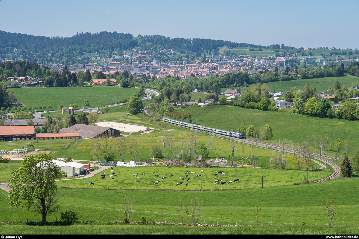 BLS Re 465 007 mit RE La Chaux-de-Fonds - Bern am 17. Mai 2020 bei La Chaux-de-Fonds.
