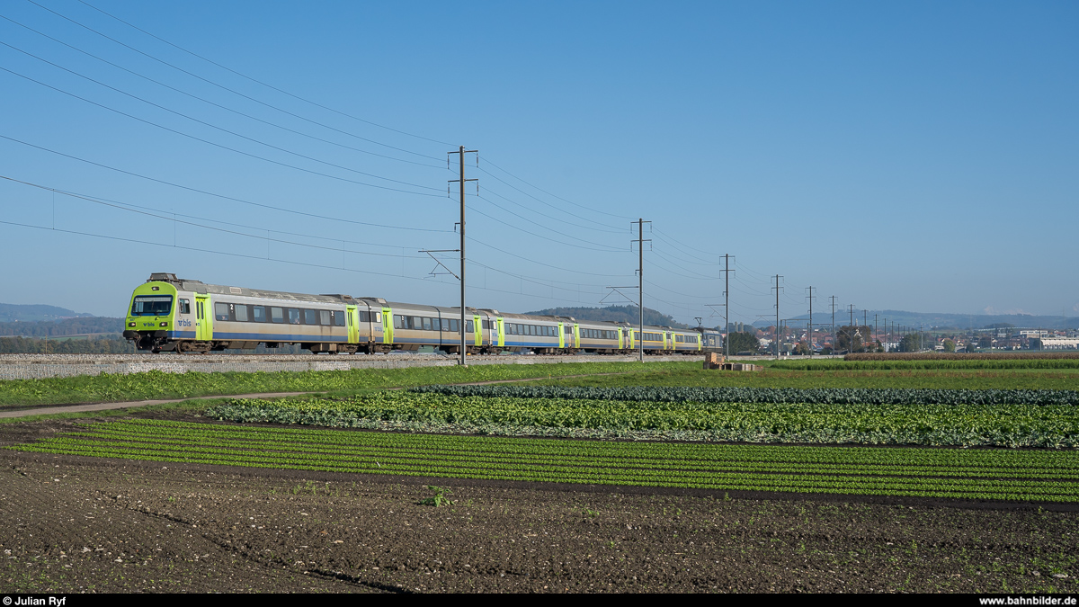 BLS Re 465 007  Schilthorn  mit EW-III-Pendel als RE Bern - La Chaux-de-Fonds am 26. Oktober 2019 im grossen Moos zwischen Kerzers und Müntschemier.