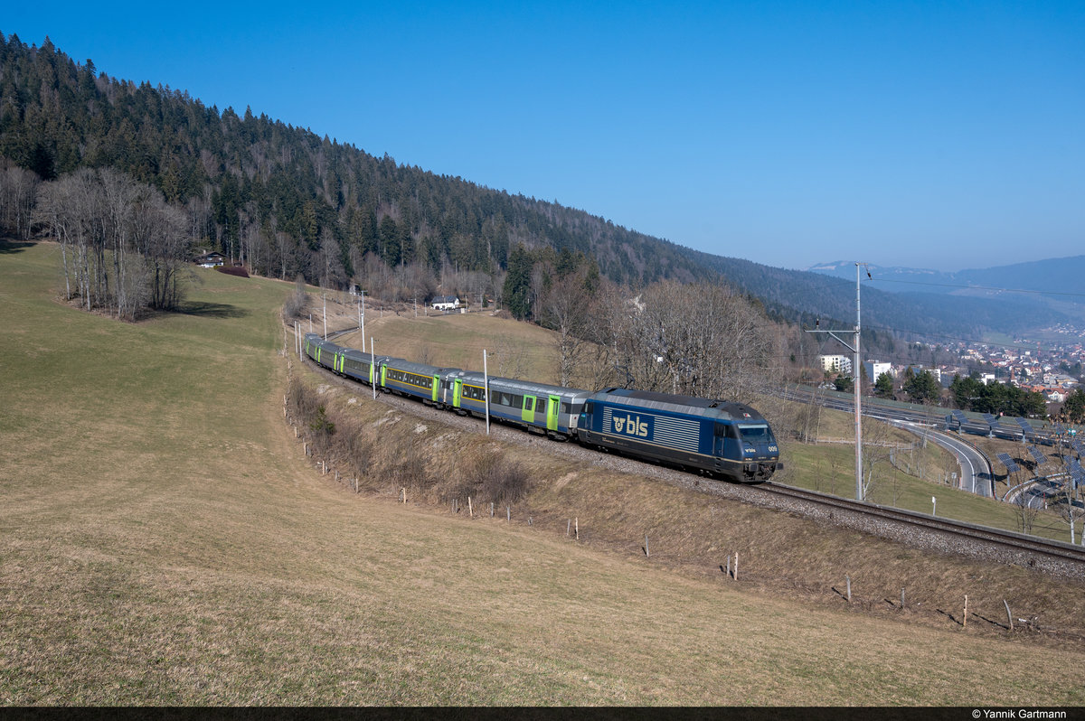 BLS Re 465 009-9 ist am 28.02.2021 mit IR66 3929 von La Chaux-de-Fonds nach Bern unterwegs und konnte hier kurz vor Les Hauts-Geneveys aufgenommen werden.