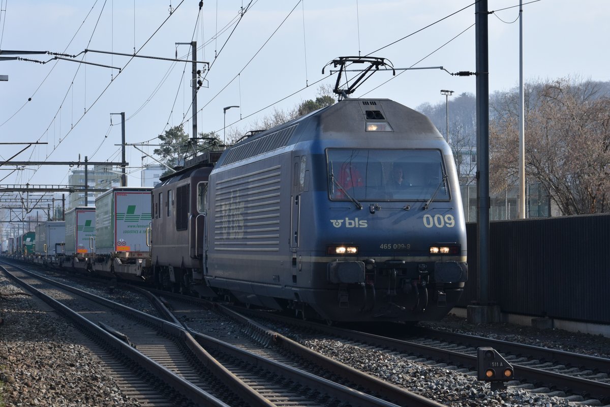 BLS Re 465 009-9 zieht zusammen mit einer BLS Re 425 am 09.02.2018 ihren Güterzug bei Pratteln in Richtung Muttenz.