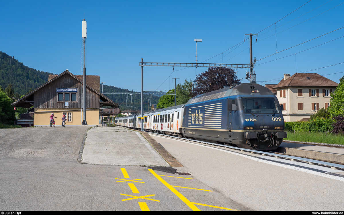 BLS Re 465 009 mit dem Kamblyzug als RE La Chaux-de-Fonds - Bern am 17. Mai 2020 im Bahnhof Les Geneveys-sur-Coffrane.