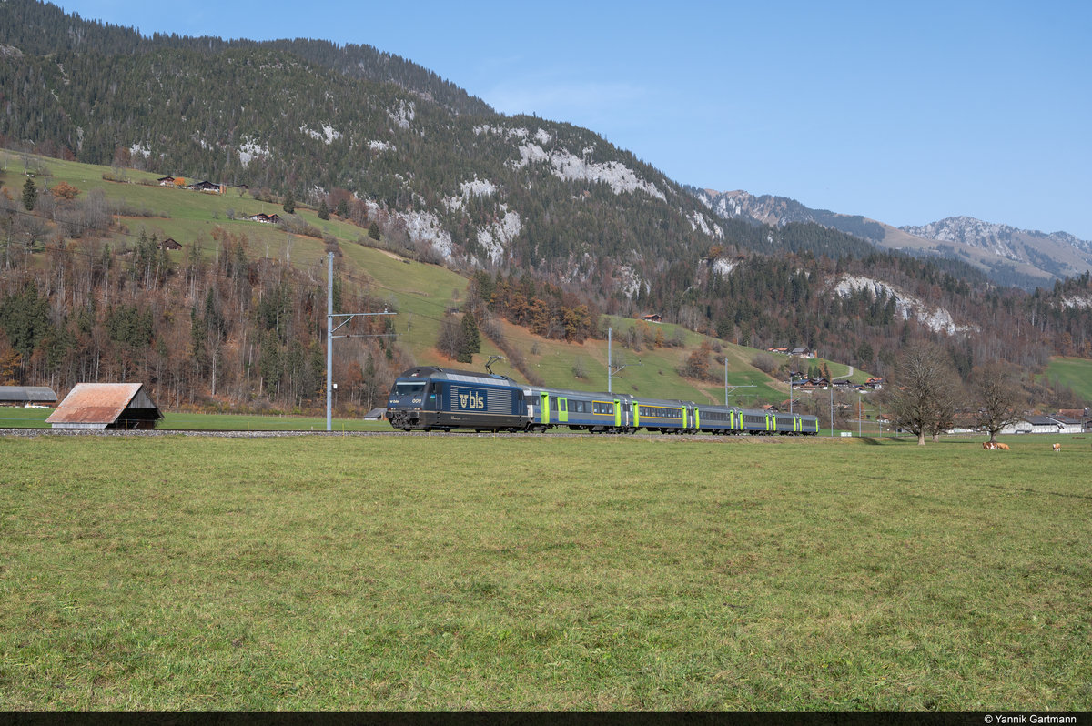 BLS Re 465 009  Napf  ist (für den Fotografen) unerwartet auf dem RE 4069 von Interlaken Ost  nach Zweisimmen unterwegs und konnte vom mir am 07.11.2020 in Boltigen aufgenommen werden.