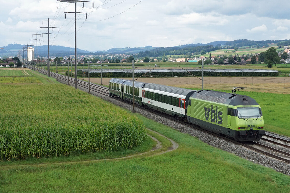 BLS Re 465 011 mit MOB GoldenPass Express Interfacewagen als Testzug Gümligen-Thun-Gümligen am 23. August 2021.
Foto: Walter Ruetsch
