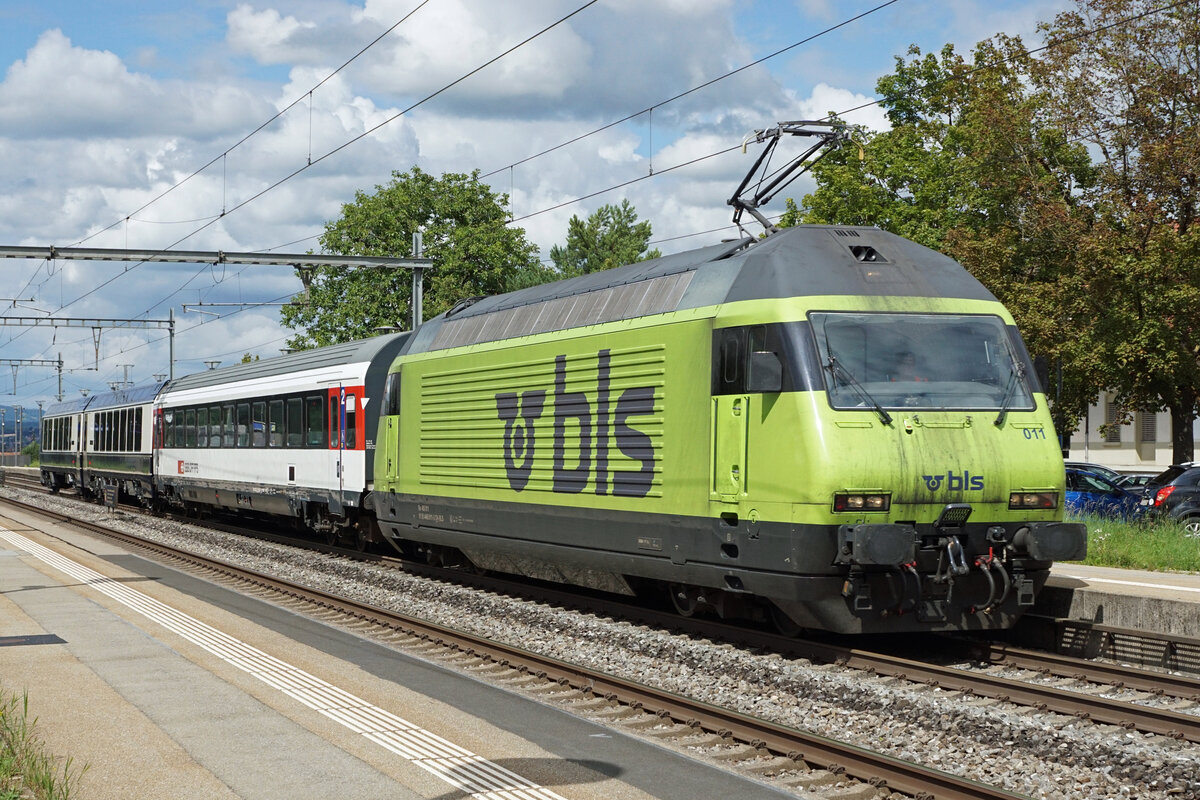 BLS Re 465 011 mit MOB GoldenPass Express Interfacewagen als Testzug Gümligen-Thun-Gümligen am 23. August 2021.
Foto: Walter Ruetsch
