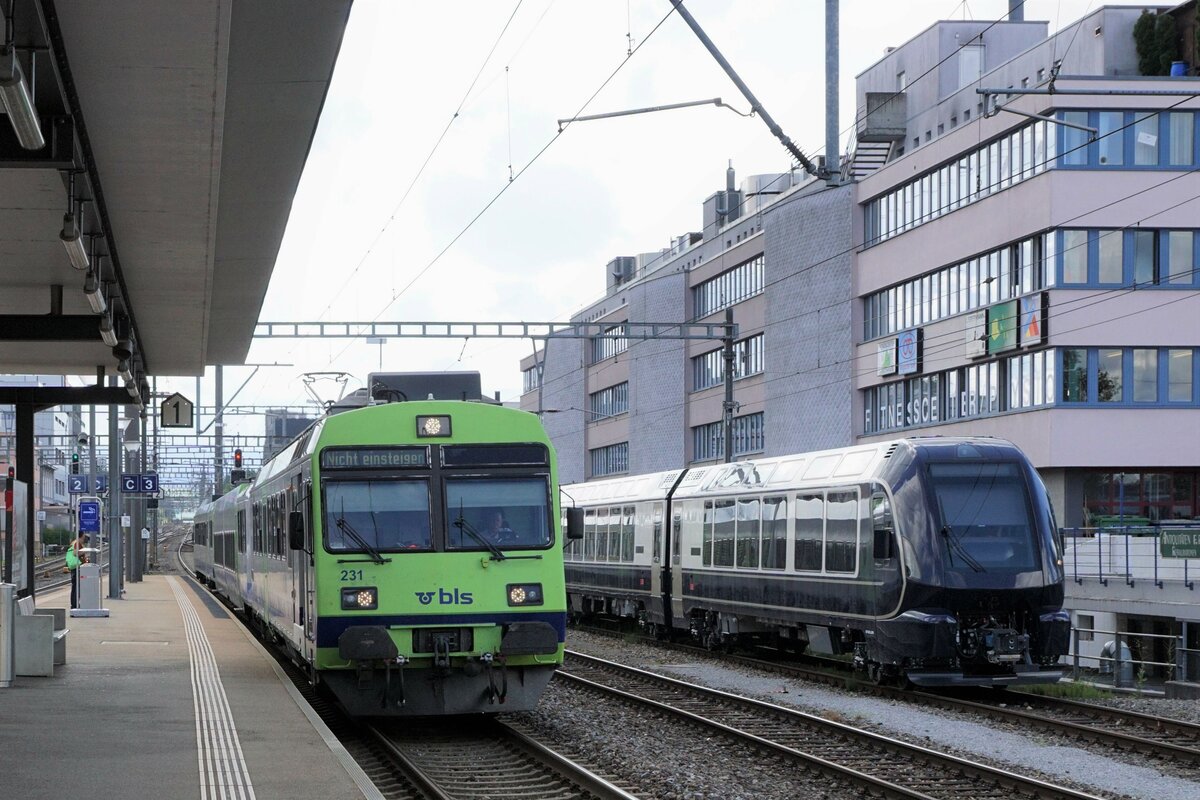 BLS Re 465 011 mit MOB GoldenPass Express Interfacewagen als Testzug Gümligen-Thun-Gümligen am 23. August 2021.
Foto: Walter Ruetsch