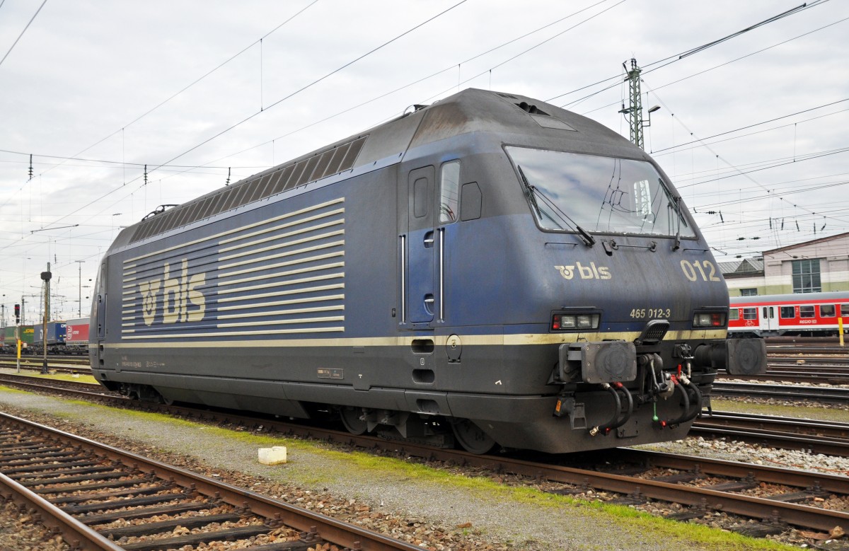 BLS Re 465 012-3 auf einem Abstellgleis beim Badischen Bahnhof in Basel. Die Aufnahme stammt vom 18.12.2013.