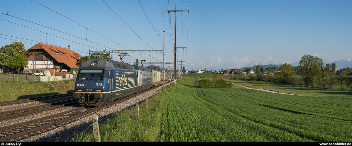 BLS Re 465 014 und 016 am 22. April 2020 mit einem UKV-Zug zwischen Gümligen und Ostermundigen.