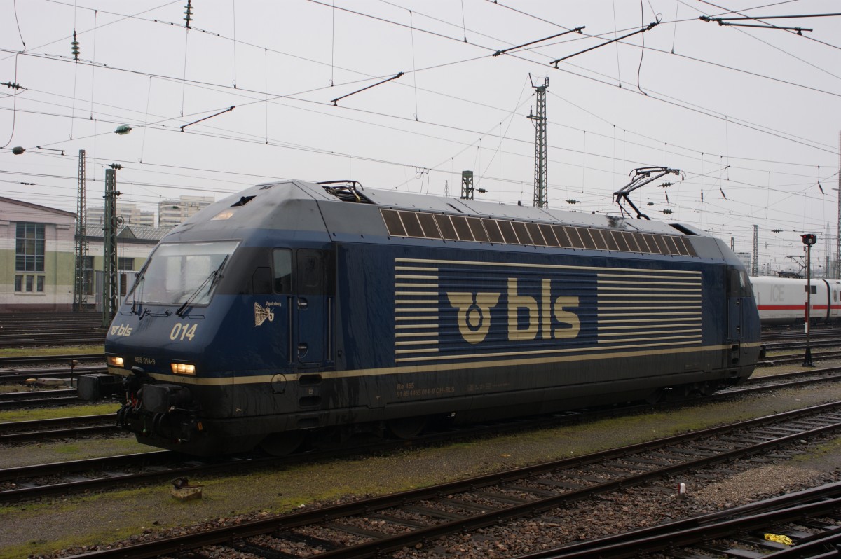 BLS Re 465 014-9 an einem Regentag auf einem Abstellgleis beim Badischen Bahnhof in Basel. Die Aufnahme stammt vom 04.01.2014.